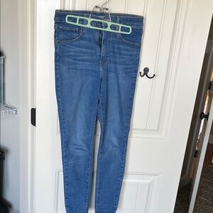 Levi’s Classic Women’s Skinny Jeans in Medium Blue